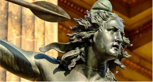 Statue d'une guerrière brandissant une lance, symbolisant la force, la détermination et l'esprit combatif. Statue d'une guerrière brandissant une lance, symbolisant la force, la détermination et l'esprit combatif.