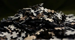 Un tas de pièces de puzzle mélangées, symbolisant la diversité, le défi de reconstituer un tout ou la recherche de solutions. Un tas de pièces de puzzle mélangées, symbolisant la diversité, le défi de reconstituer un tout ou la recherche de solutions.