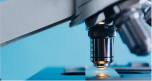 Vue rapprochée d'un microscope en action, symbolisant la précision et la curiosité scientifique dans la recherche et l'exploration du monde microscopique. Vue rapprochée d'un microscope en action, symbolisant la précision et la curiosité scientifique dans la recherche et l'exploration du monde microscopique.